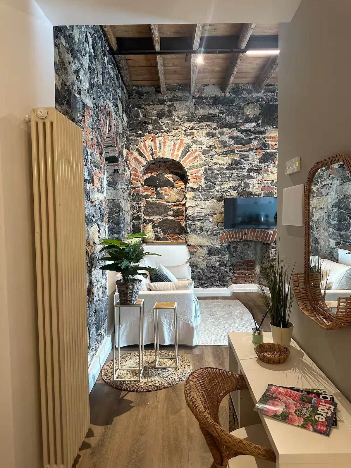 Urban Chic Apartment White, Como